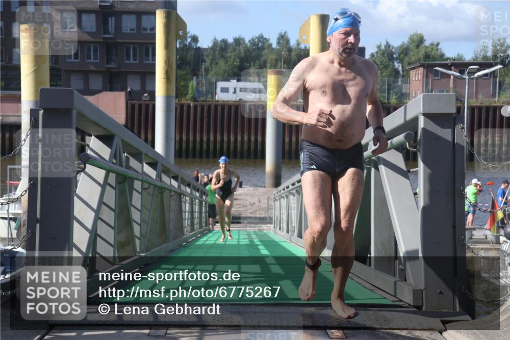 11.08.2024 - GEWOBA Citytriathlon Bremen Lena Gebhardt http://msf.ph/oto/6775267 11.08.2024 10:13:31 Schwimmen 33 meine-sportfotos.de