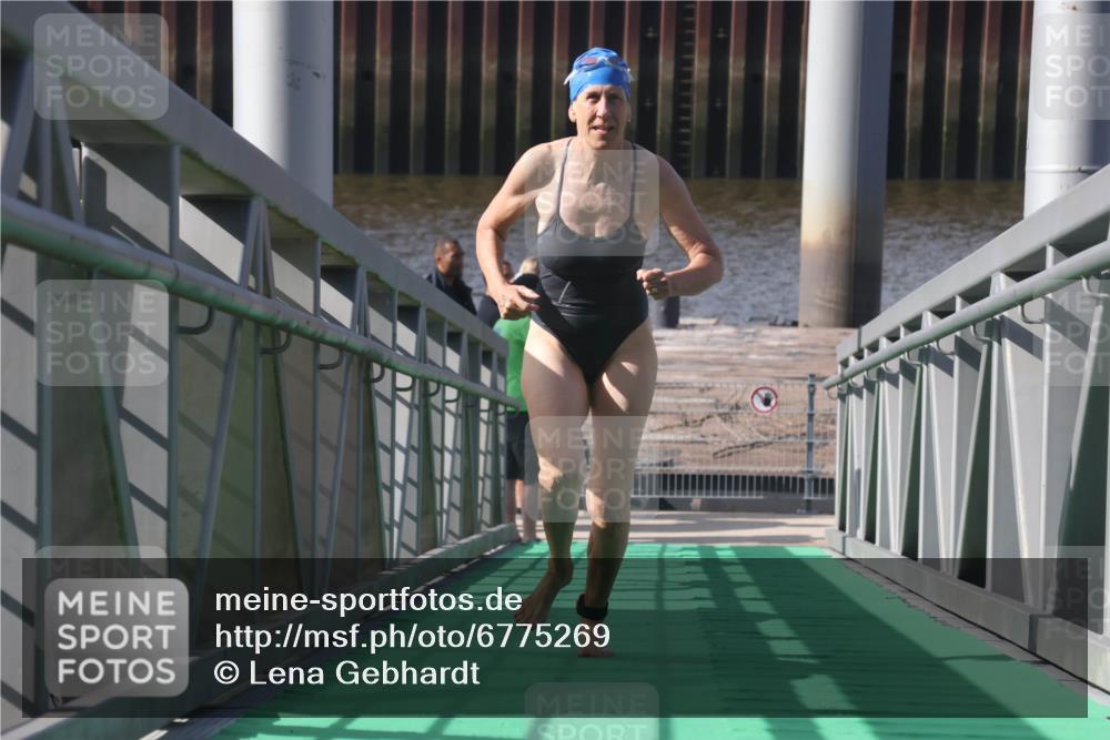 11.08.2024 - GEWOBA Citytriathlon Bremen Lena Gebhardt http://msf.ph/oto/6775269 11.08.2024 10:13:33 Schwimmen 33 meine-sportfotos.de