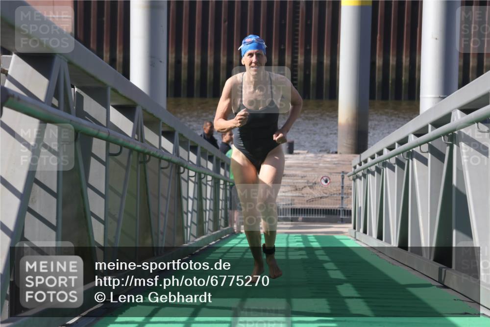11.08.2024 - GEWOBA Citytriathlon Bremen Lena Gebhardt http://msf.ph/oto/6775270 11.08.2024 10:13:33 Schwimmen 33 meine-sportfotos.de