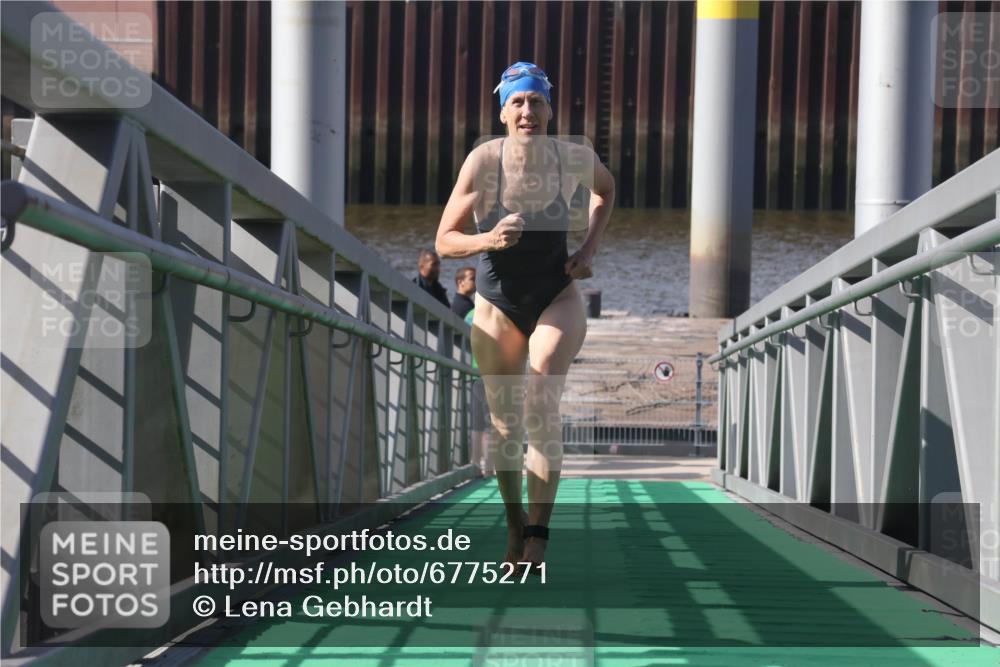 11.08.2024 - GEWOBA Citytriathlon Bremen Lena Gebhardt http://msf.ph/oto/6775271 11.08.2024 10:13:33 Schwimmen 33 meine-sportfotos.de