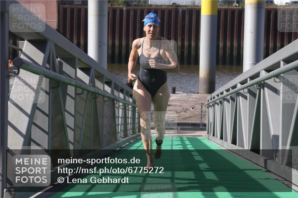 11.08.2024 - GEWOBA Citytriathlon Bremen Lena Gebhardt http://msf.ph/oto/6775272 11.08.2024 10:13:33 Schwimmen 33 meine-sportfotos.de