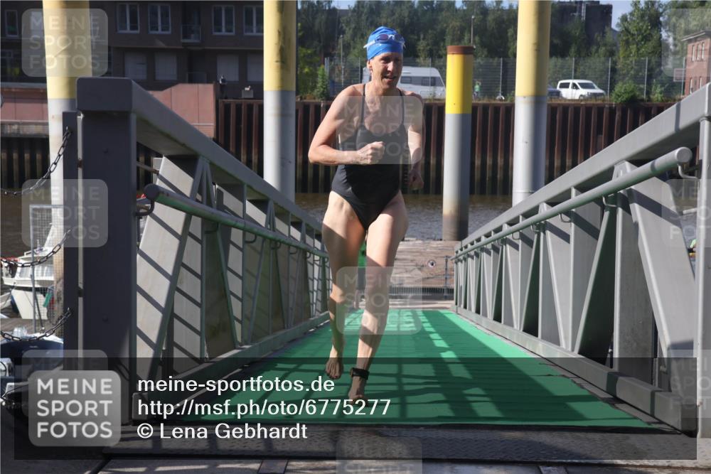 11.08.2024 - GEWOBA Citytriathlon Bremen Lena Gebhardt http://msf.ph/oto/6775277 11.08.2024 10:13:34 Schwimmen 33 meine-sportfotos.de