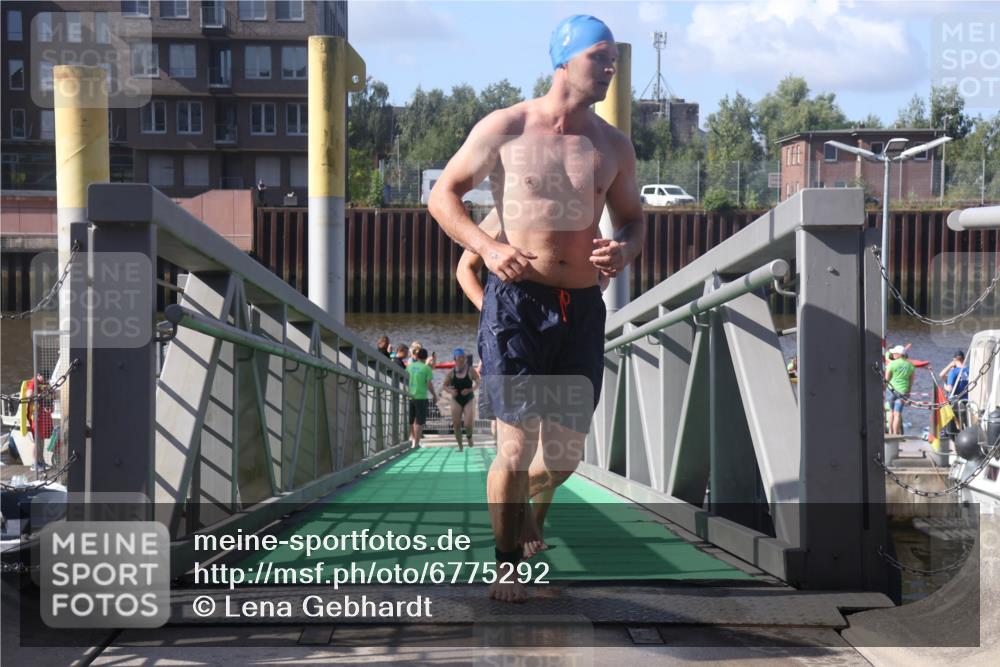 11.08.2024 - GEWOBA Citytriathlon Bremen Lena Gebhardt http://msf.ph/oto/6775292 11.08.2024 10:14:04 Schwimmen 34, 39, 90, 115 meine-sportfotos.de