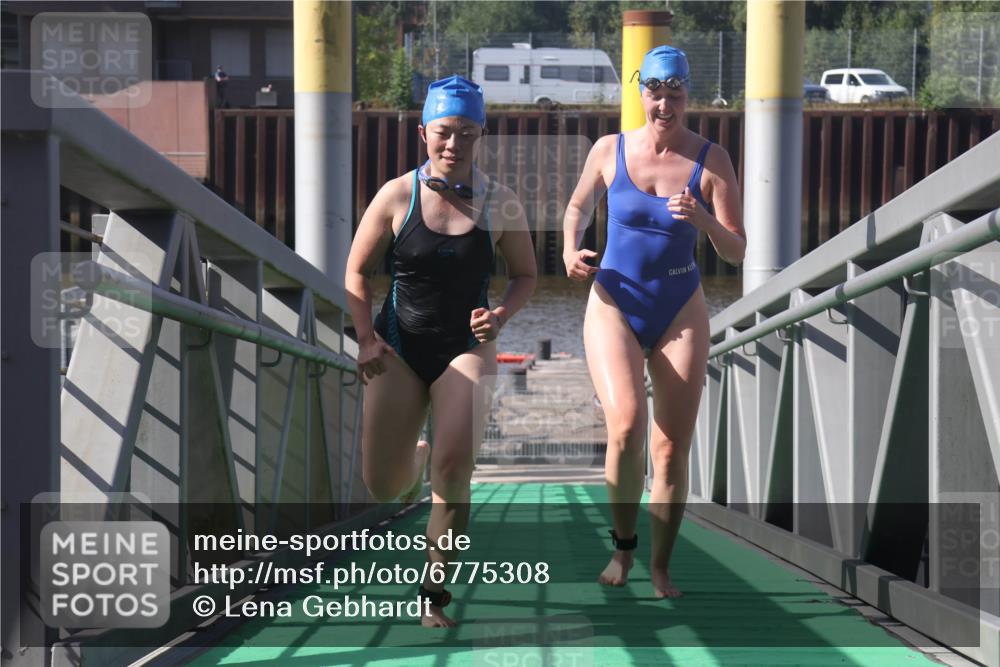 11.08.2024 - GEWOBA Citytriathlon Bremen Lena Gebhardt http://msf.ph/oto/6775308 11.08.2024 10:14:11 Schwimmen 34, 39, 76, 100 meine-sportfotos.de