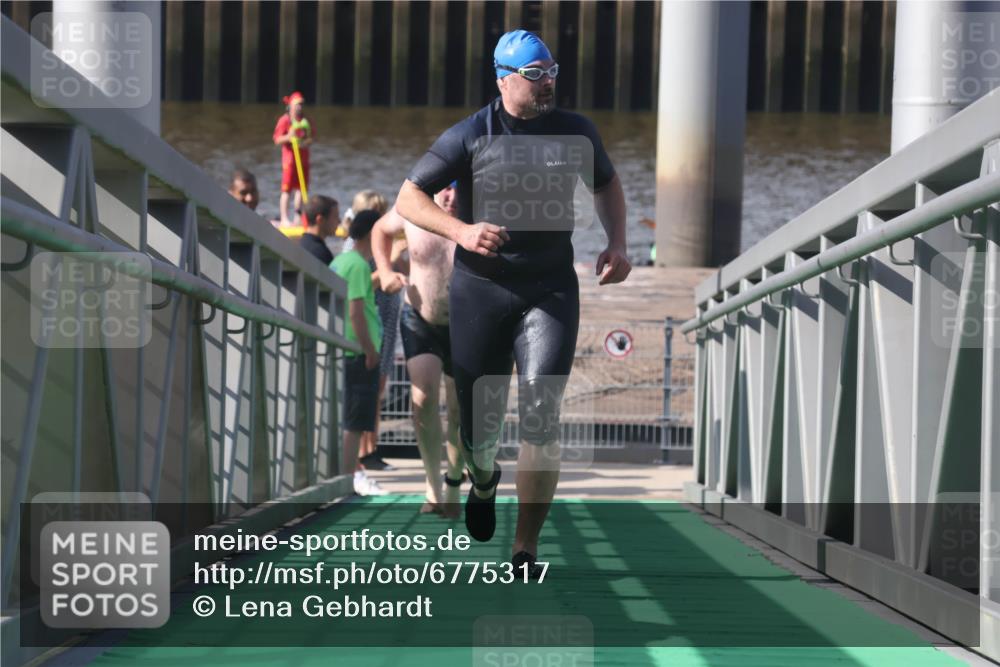 11.08.2024 - GEWOBA Citytriathlon Bremen Lena Gebhardt http://msf.ph/oto/6775317 11.08.2024 10:14:21 Schwimmen 34, 39, 76, 100 meine-sportfotos.de