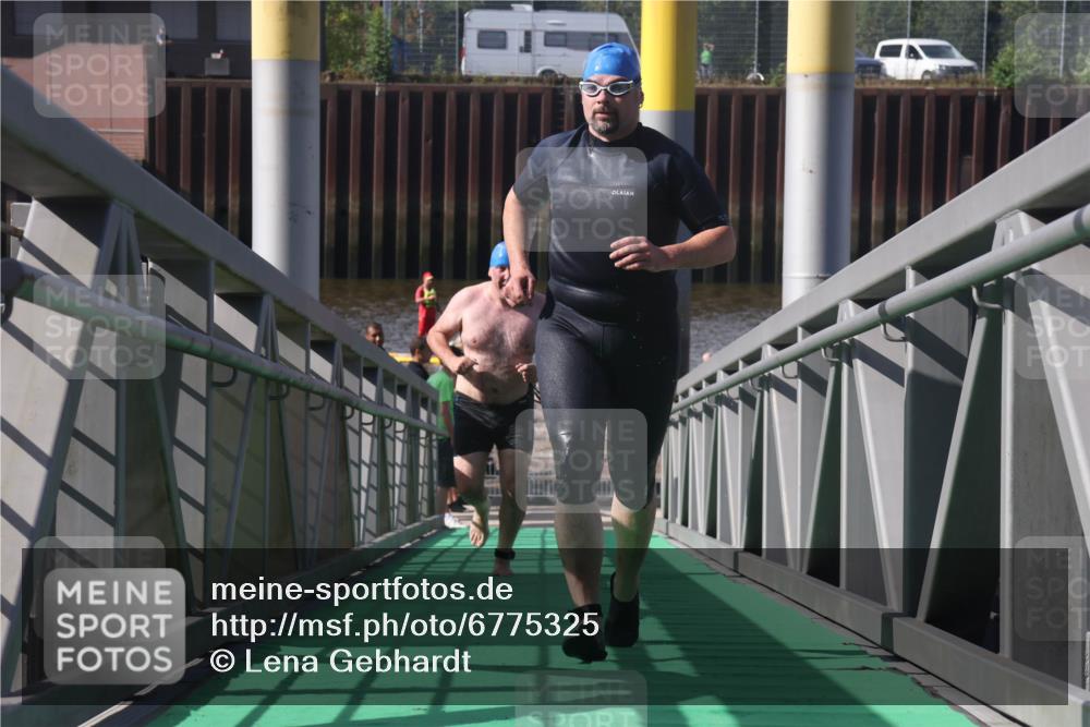 11.08.2024 - GEWOBA Citytriathlon Bremen Lena Gebhardt http://msf.ph/oto/6775325 11.08.2024 10:14:23 Schwimmen 34, 39, 76, 100 meine-sportfotos.de