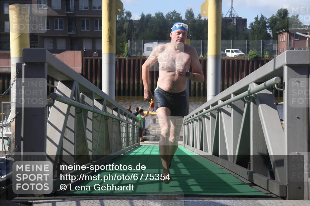 11.08.2024 - GEWOBA Citytriathlon Bremen Lena Gebhardt http://msf.ph/oto/6775354 11.08.2024 10:14:37 Schwimmen 53 meine-sportfotos.de