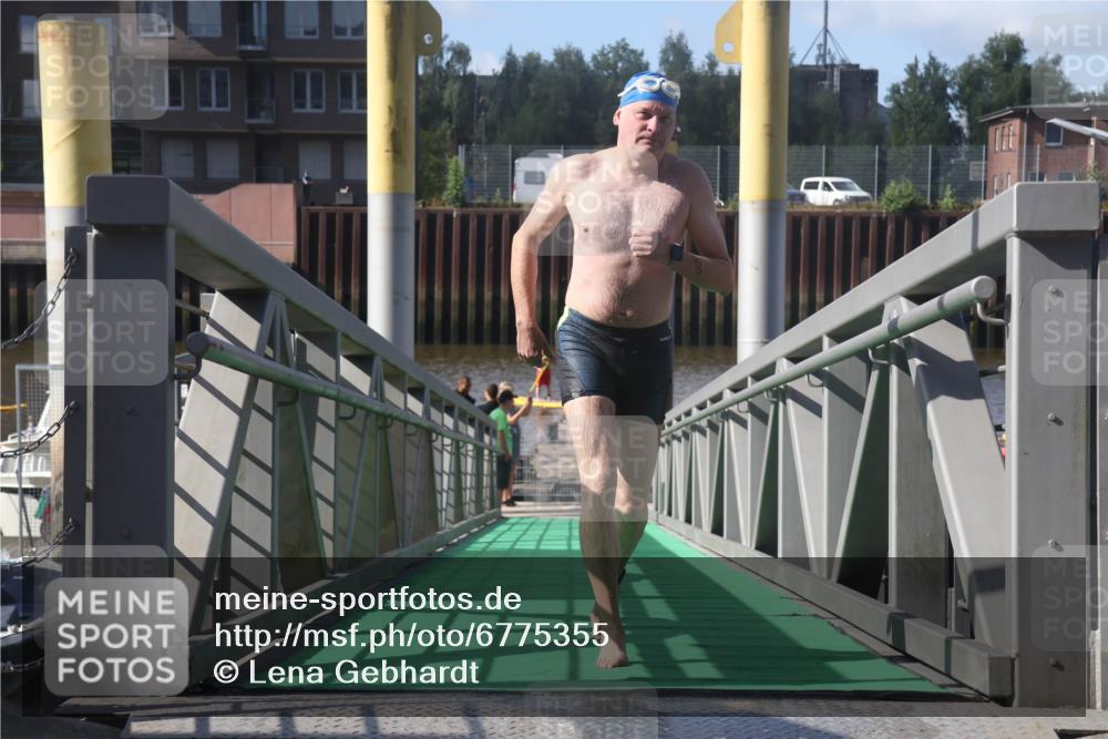 11.08.2024 - GEWOBA Citytriathlon Bremen Lena Gebhardt http://msf.ph/oto/6775355 11.08.2024 10:14:37 Schwimmen 53 meine-sportfotos.de
