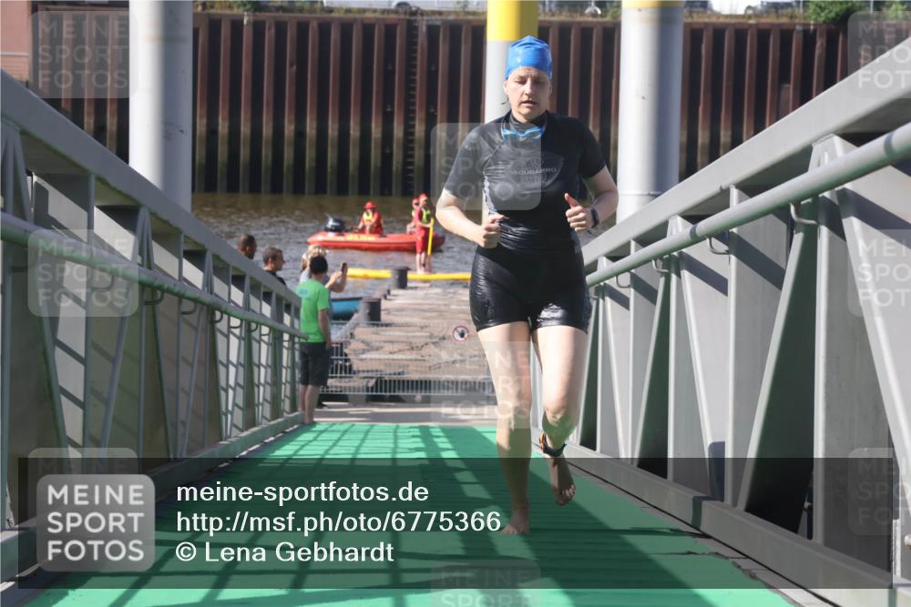 11.08.2024 - GEWOBA Citytriathlon Bremen Lena Gebhardt http://msf.ph/oto/6775366 11.08.2024 10:14:55 Schwimmen 89 meine-sportfotos.de