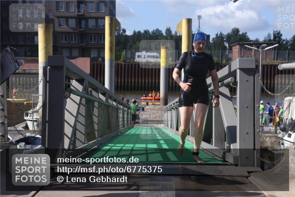 11.08.2024 - GEWOBA Citytriathlon Bremen Lena Gebhardt http://msf.ph/oto/6775375 11.08.2024 10:14:57 Schwimmen 89 meine-sportfotos.de