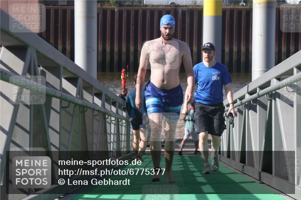 11.08.2024 - GEWOBA Citytriathlon Bremen Lena Gebhardt http://msf.ph/oto/6775377 11.08.2024 10:15:18 Schwimmen 14 meine-sportfotos.de
