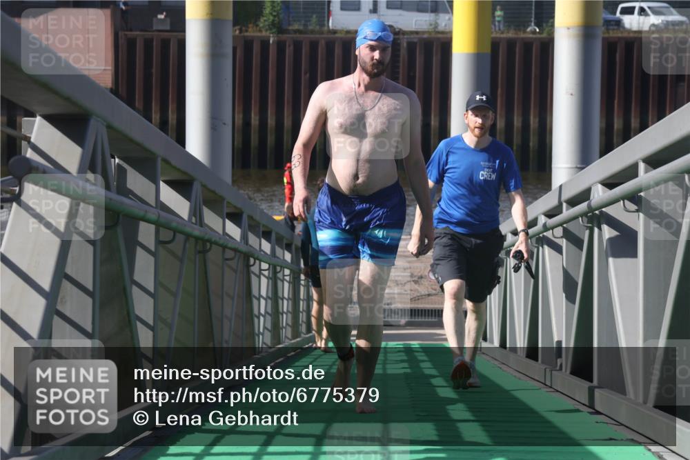 11.08.2024 - GEWOBA Citytriathlon Bremen Lena Gebhardt http://msf.ph/oto/6775379 11.08.2024 10:15:19 Schwimmen 14 meine-sportfotos.de