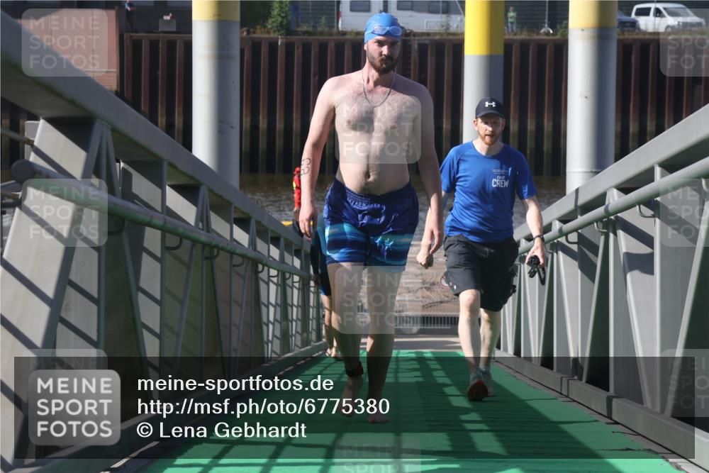11.08.2024 - GEWOBA Citytriathlon Bremen Lena Gebhardt http://msf.ph/oto/6775380 11.08.2024 10:15:19 Schwimmen 14 meine-sportfotos.de