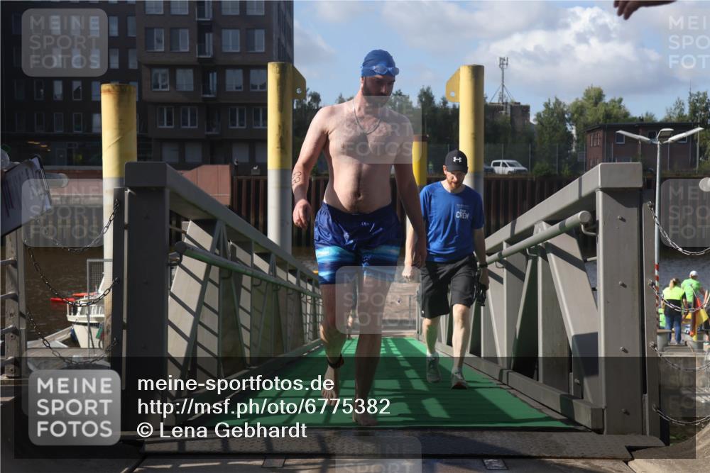 11.08.2024 - GEWOBA Citytriathlon Bremen Lena Gebhardt http://msf.ph/oto/6775382 11.08.2024 10:15:22 Schwimmen 14 meine-sportfotos.de