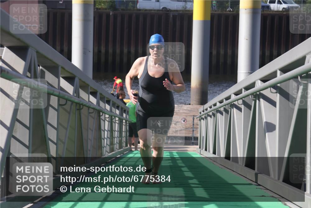 11.08.2024 - GEWOBA Citytriathlon Bremen Lena Gebhardt http://msf.ph/oto/6775384 11.08.2024 10:15:41 Schwimmen 19 meine-sportfotos.de