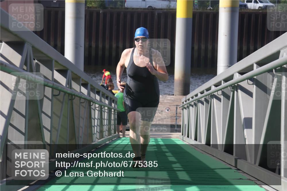 11.08.2024 - GEWOBA Citytriathlon Bremen Lena Gebhardt http://msf.ph/oto/6775385 11.08.2024 10:15:41 Schwimmen 19 meine-sportfotos.de