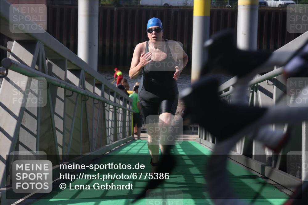 11.08.2024 - GEWOBA Citytriathlon Bremen Lena Gebhardt http://msf.ph/oto/6775386 11.08.2024 10:15:41 Schwimmen 19 meine-sportfotos.de
