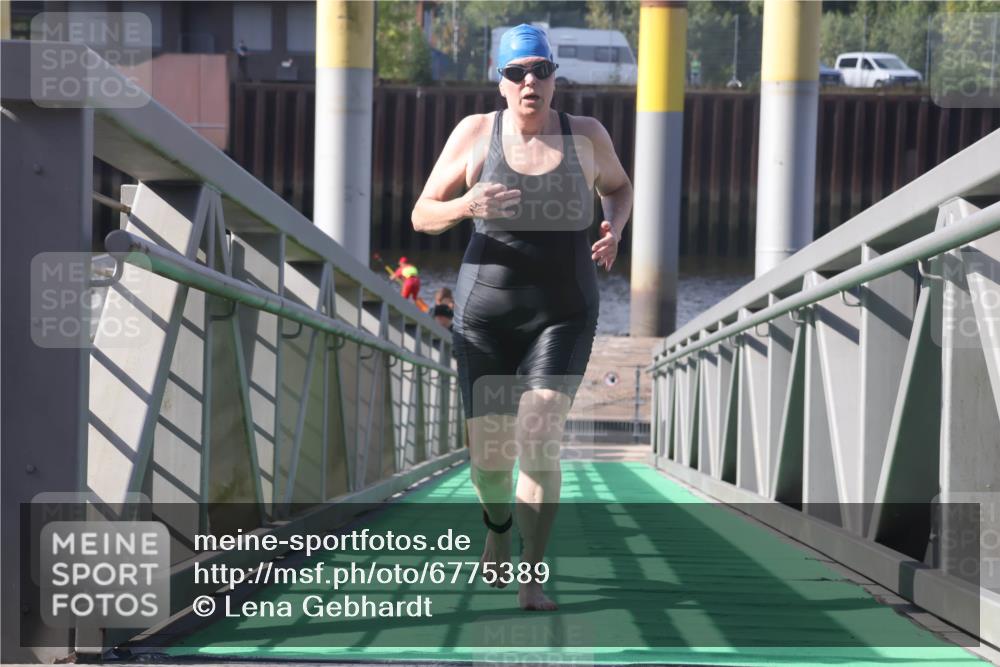 11.08.2024 - GEWOBA Citytriathlon Bremen Lena Gebhardt http://msf.ph/oto/6775389 11.08.2024 10:15:42 Schwimmen 19 meine-sportfotos.de