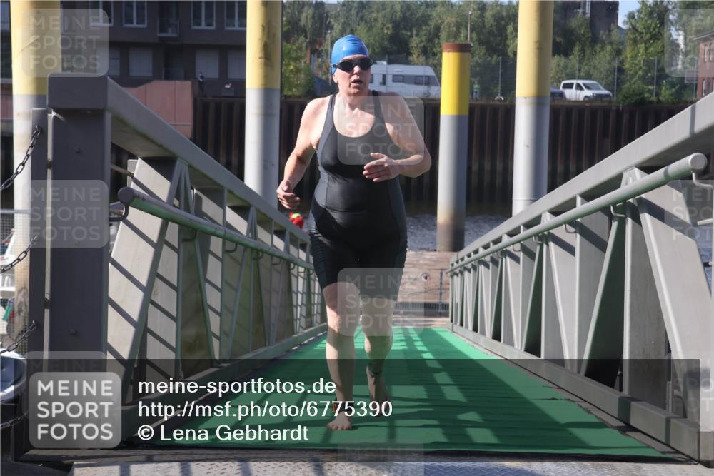 11.08.2024 - GEWOBA Citytriathlon Bremen Lena Gebhardt http://msf.ph/oto/6775390 11.08.2024 10:15:43 Schwimmen 19 meine-sportfotos.de