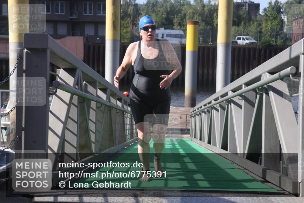11.08.2024 - GEWOBA Citytriathlon Bremen Lena Gebhardt http://msf.ph/oto/6775391 11.08.2024 10:15:43 Schwimmen 19 meine-sportfotos.de