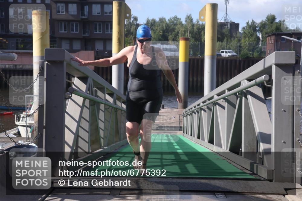 11.08.2024 - GEWOBA Citytriathlon Bremen Lena Gebhardt http://msf.ph/oto/6775392 11.08.2024 10:15:43 Schwimmen 19 meine-sportfotos.de