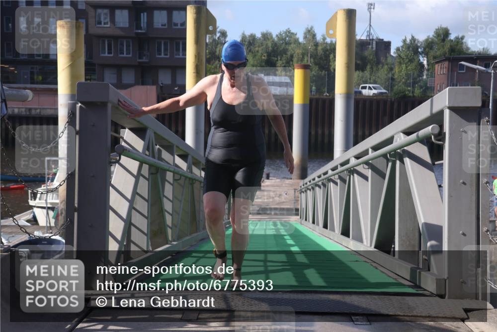11.08.2024 - GEWOBA Citytriathlon Bremen Lena Gebhardt http://msf.ph/oto/6775393 11.08.2024 10:15:43 Schwimmen 19 meine-sportfotos.de