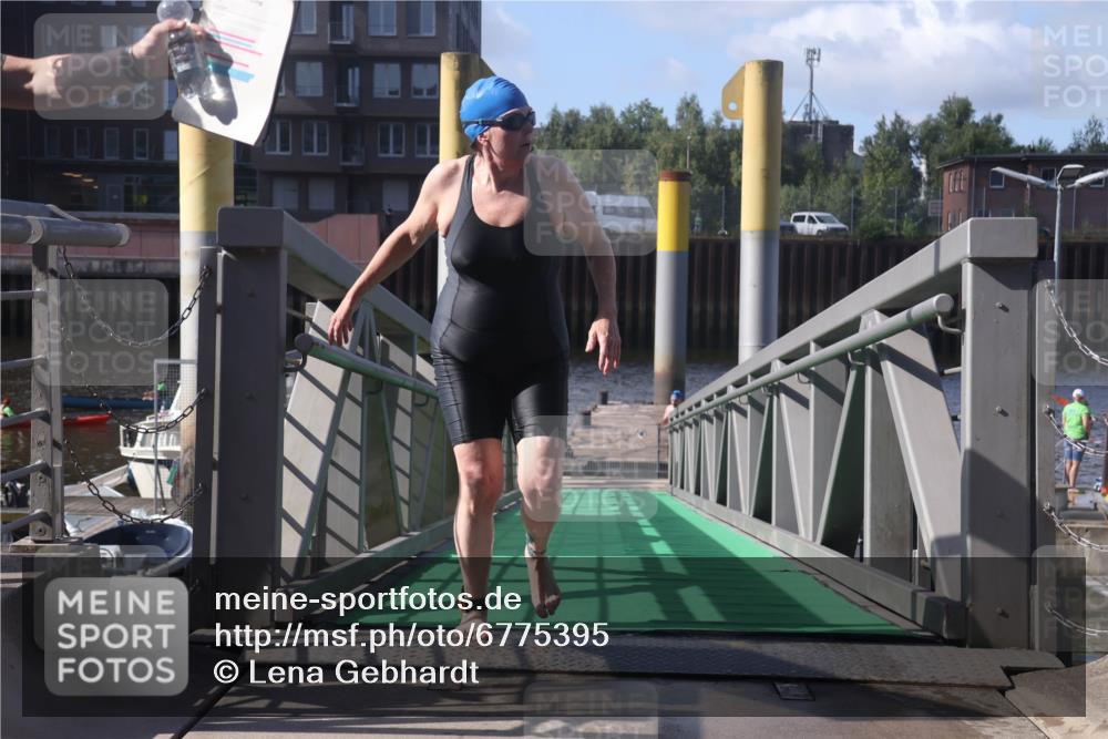 11.08.2024 - GEWOBA Citytriathlon Bremen Lena Gebhardt http://msf.ph/oto/6775395 11.08.2024 10:15:44 Schwimmen 19 meine-sportfotos.de