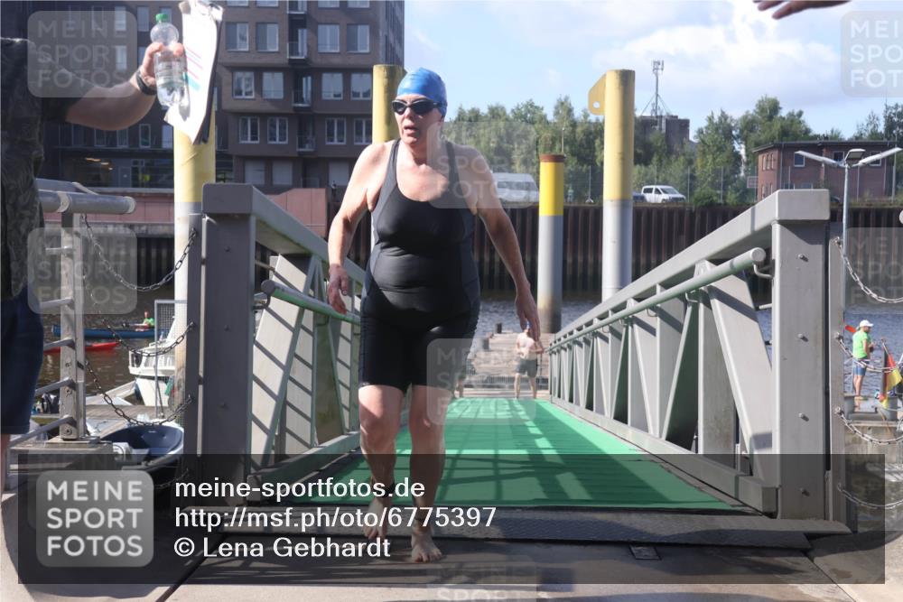11.08.2024 - GEWOBA Citytriathlon Bremen Lena Gebhardt http://msf.ph/oto/6775397 11.08.2024 10:15:44 Schwimmen 19 meine-sportfotos.de