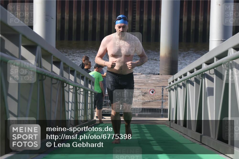 11.08.2024 - GEWOBA Citytriathlon Bremen Lena Gebhardt http://msf.ph/oto/6775398 11.08.2024 10:15:52 Schwimmen  meine-sportfotos.de