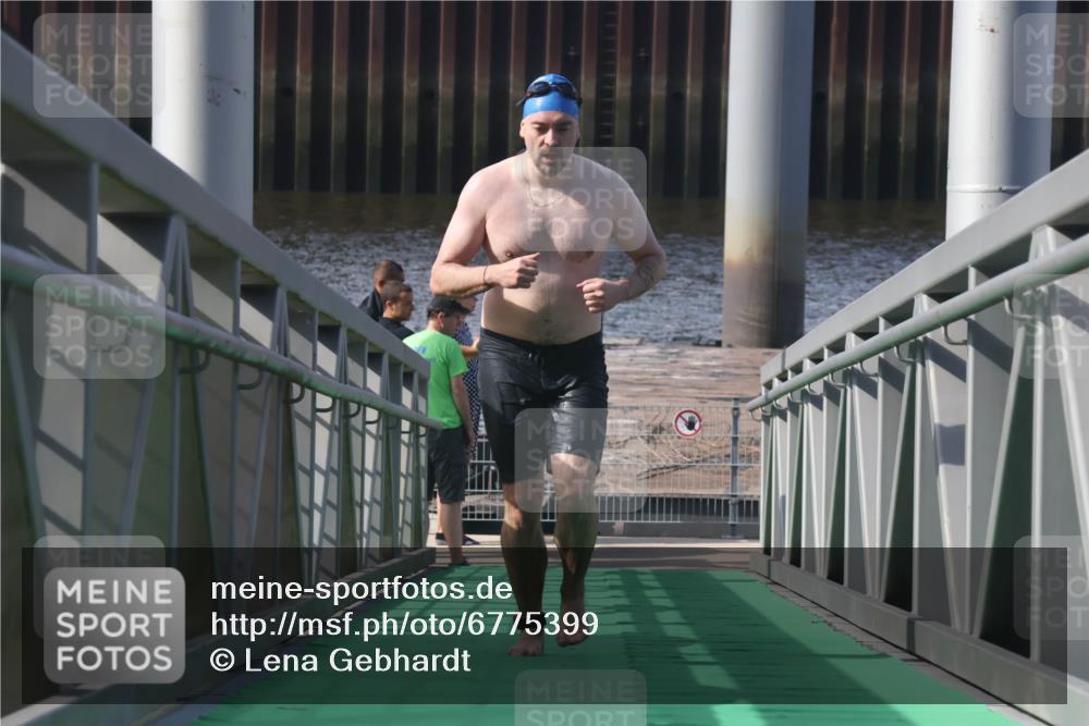 11.08.2024 - GEWOBA Citytriathlon Bremen Lena Gebhardt http://msf.ph/oto/6775399 11.08.2024 10:15:52 Schwimmen  meine-sportfotos.de