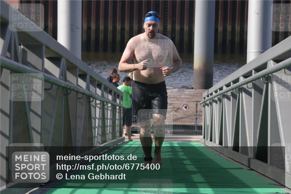11.08.2024 - GEWOBA Citytriathlon Bremen Lena Gebhardt http://msf.ph/oto/6775400 11.08.2024 10:15:53 Schwimmen  meine-sportfotos.de