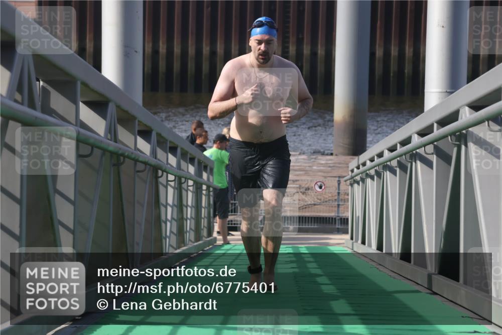 11.08.2024 - GEWOBA Citytriathlon Bremen Lena Gebhardt http://msf.ph/oto/6775401 11.08.2024 10:15:53 Schwimmen  meine-sportfotos.de