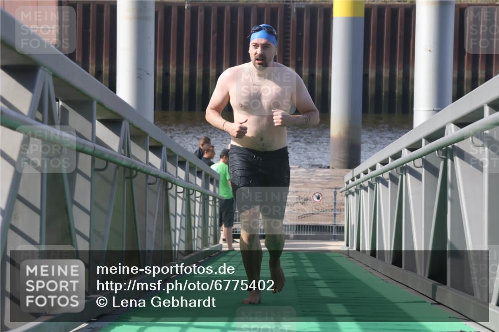 11.08.2024 - GEWOBA Citytriathlon Bremen Lena Gebhardt http://msf.ph/oto/6775402 11.08.2024 10:15:54 Schwimmen  meine-sportfotos.de