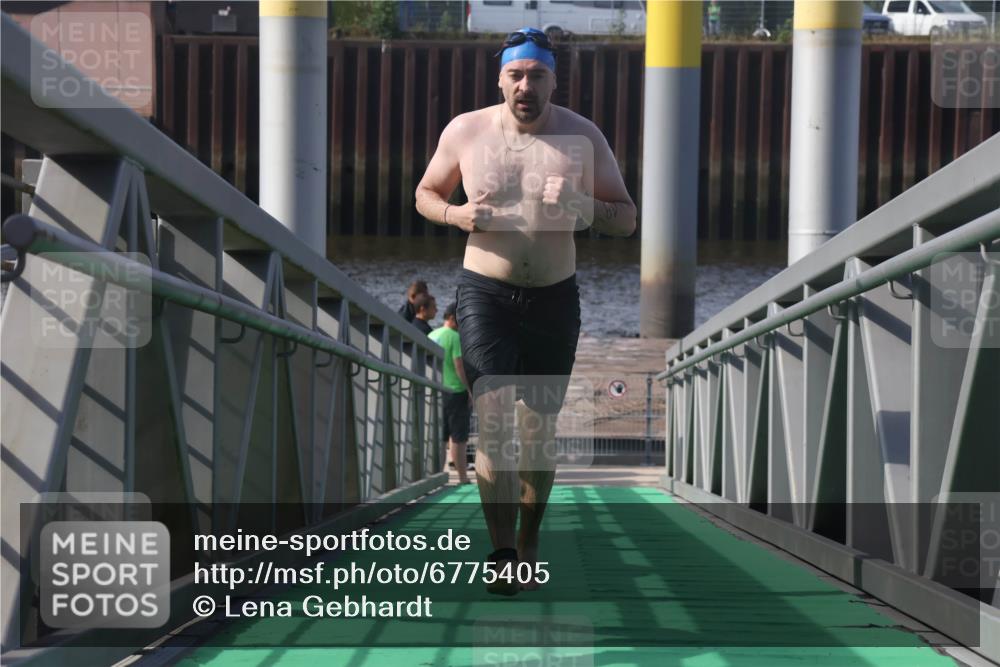 11.08.2024 - GEWOBA Citytriathlon Bremen Lena Gebhardt http://msf.ph/oto/6775405 11.08.2024 10:15:54 Schwimmen  meine-sportfotos.de