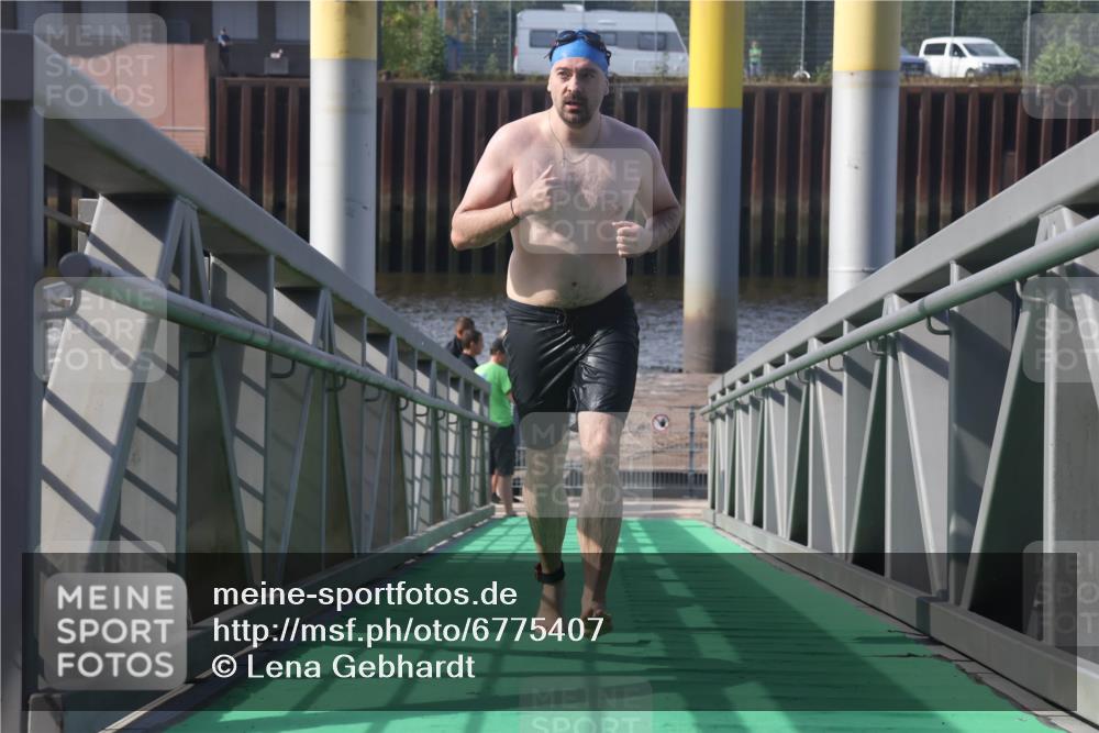 11.08.2024 - GEWOBA Citytriathlon Bremen Lena Gebhardt http://msf.ph/oto/6775407 11.08.2024 10:15:55 Schwimmen  meine-sportfotos.de