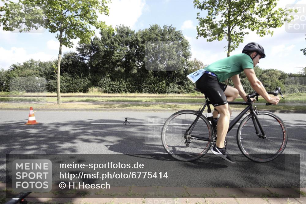 11.08.2024 - GEWOBA Citytriathlon Bremen H.Heesch http://msf.ph/oto/6775414 11.08.2024 10:45:06 Radfahren 13, 51, 54, 97 meine-sportfotos.de