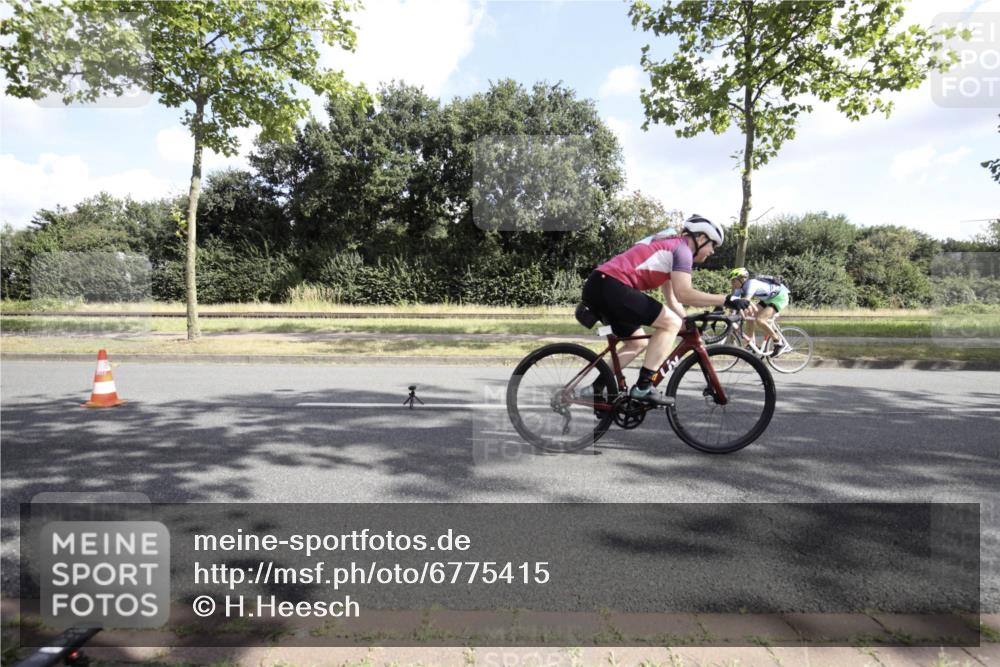 11.08.2024 - GEWOBA Citytriathlon Bremen H.Heesch http://msf.ph/oto/6775415 11.08.2024 10:45:13 Radfahren 13, 51, 54, 97 meine-sportfotos.de