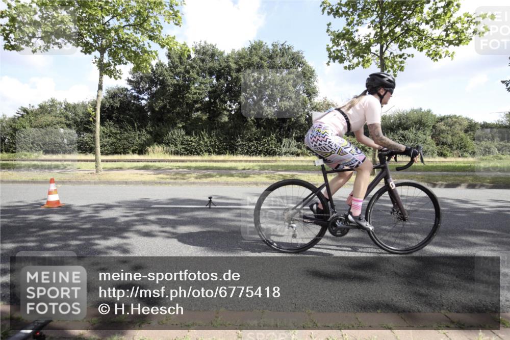 11.08.2024 - GEWOBA Citytriathlon Bremen H.Heesch http://msf.ph/oto/6775418 11.08.2024 10:45:52 Radfahren 50 meine-sportfotos.de