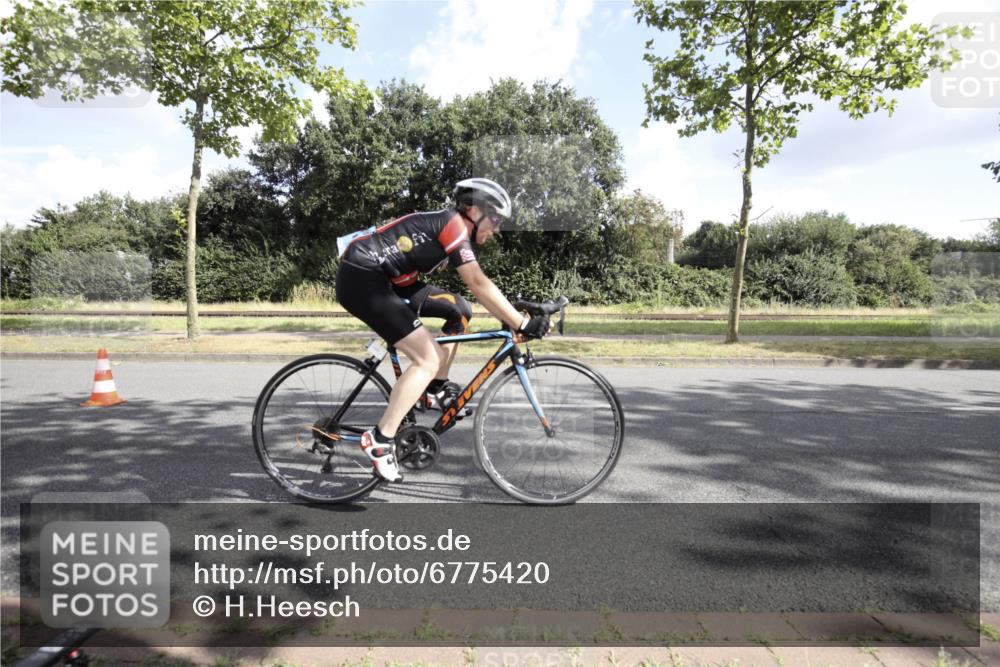 11.08.2024 - GEWOBA Citytriathlon Bremen H.Heesch http://msf.ph/oto/6775420 11.08.2024 10:47:26 Radfahren 100 meine-sportfotos.de