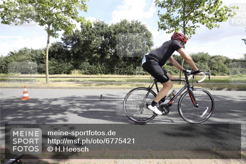 11.08.2024 - GEWOBA Citytriathlon Bremen H.Heesch http://msf.ph/oto/6775421 11.08.2024 10:48:06 Radfahren 115 meine-sportfotos.de
