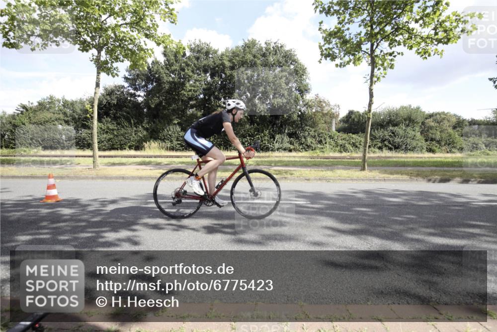 11.08.2024 - GEWOBA Citytriathlon Bremen H.Heesch http://msf.ph/oto/6775423 11.08.2024 10:48:50 Radfahren 89 meine-sportfotos.de