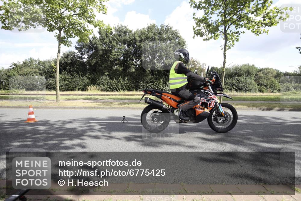 11.08.2024 - GEWOBA Citytriathlon Bremen H.Heesch http://msf.ph/oto/6775425 11.08.2024 10:49:37 Radfahren  meine-sportfotos.de