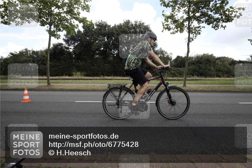 11.08.2024 - GEWOBA Citytriathlon Bremen H.Heesch http://msf.ph/oto/6775428 11.08.2024 10:51:09 Radfahren 90 meine-sportfotos.de
