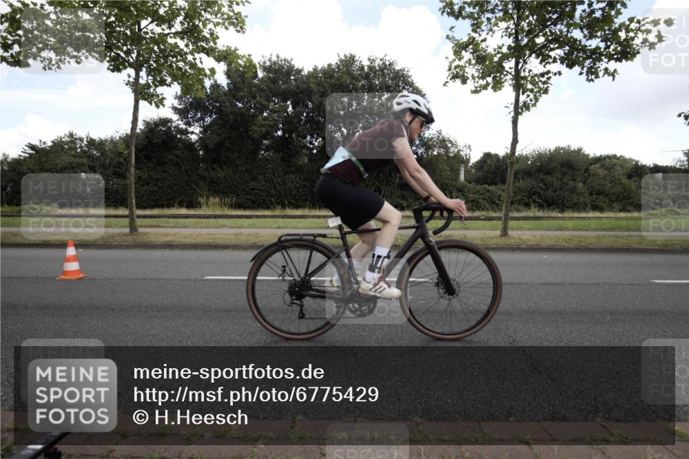 11.08.2024 - GEWOBA Citytriathlon Bremen H.Heesch http://msf.ph/oto/6775429 11.08.2024 10:51:27 Radfahren 90 meine-sportfotos.de