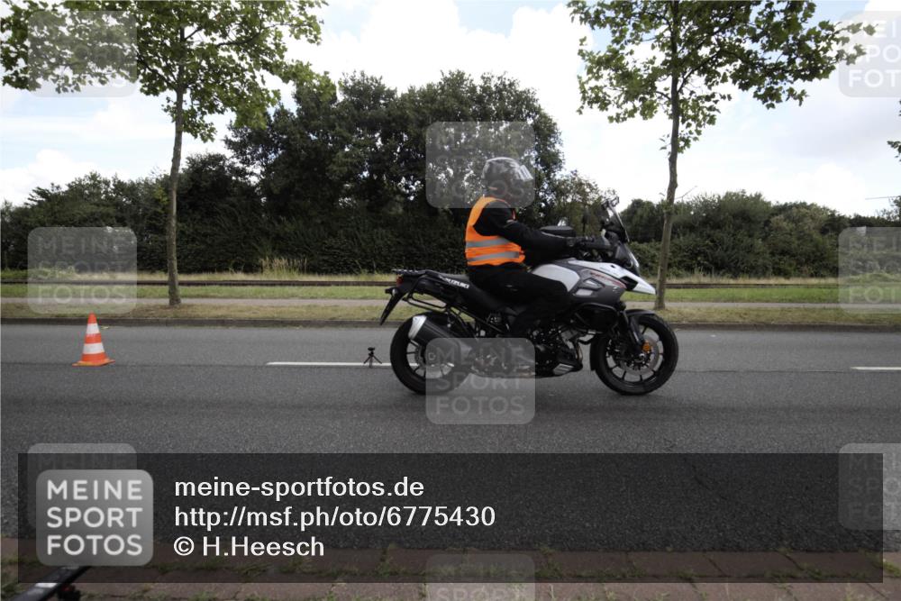 11.08.2024 - GEWOBA Citytriathlon Bremen H.Heesch http://msf.ph/oto/6775430 11.08.2024 10:51:38 Radfahren  meine-sportfotos.de