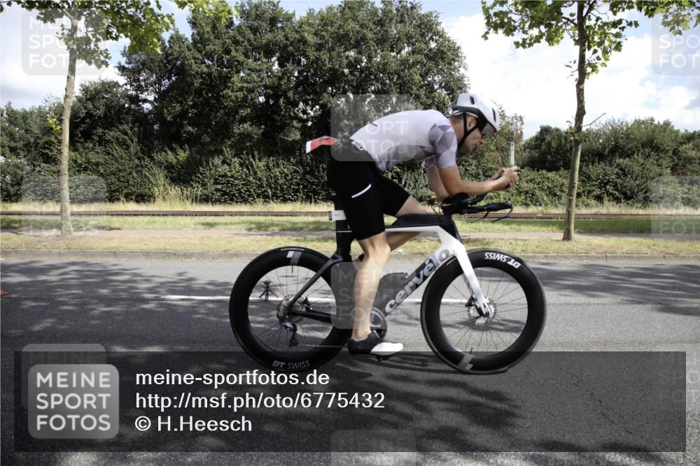 11.08.2024 - GEWOBA Citytriathlon Bremen H.Heesch http://msf.ph/oto/6775432 11.08.2024 11:33:02 Radfahren 800 meine-sportfotos.de