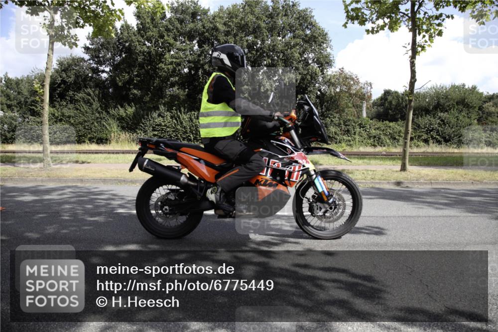 11.08.2024 - GEWOBA Citytriathlon Bremen H.Heesch http://msf.ph/oto/6775449 11.08.2024 11:38:04 Radfahren 751, 804 meine-sportfotos.de