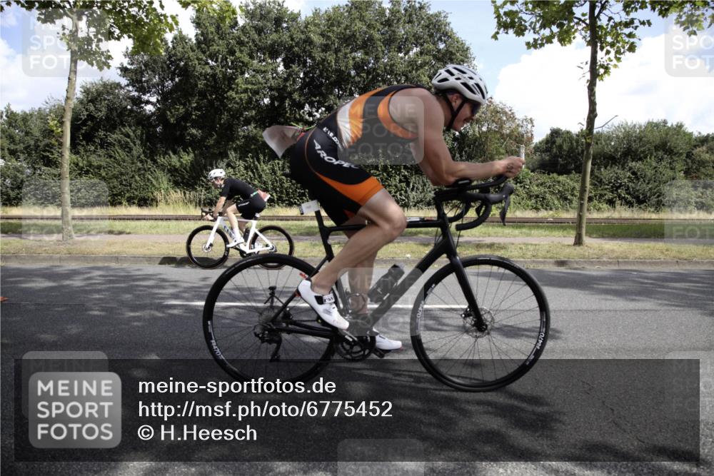 11.08.2024 - GEWOBA Citytriathlon Bremen H.Heesch http://msf.ph/oto/6775452 11.08.2024 11:38:41 Radfahren 769, 791, 824, 1038 meine-sportfotos.de