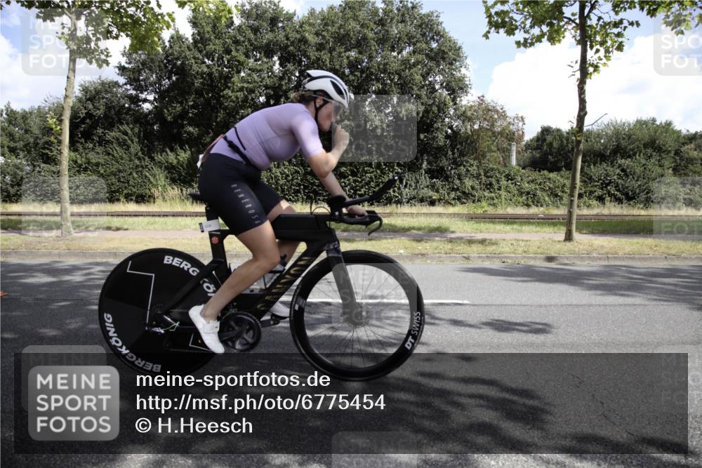 11.08.2024 - GEWOBA Citytriathlon Bremen H.Heesch http://msf.ph/oto/6775454 11.08.2024 11:38:46 Radfahren 769, 824, 1038 meine-sportfotos.de