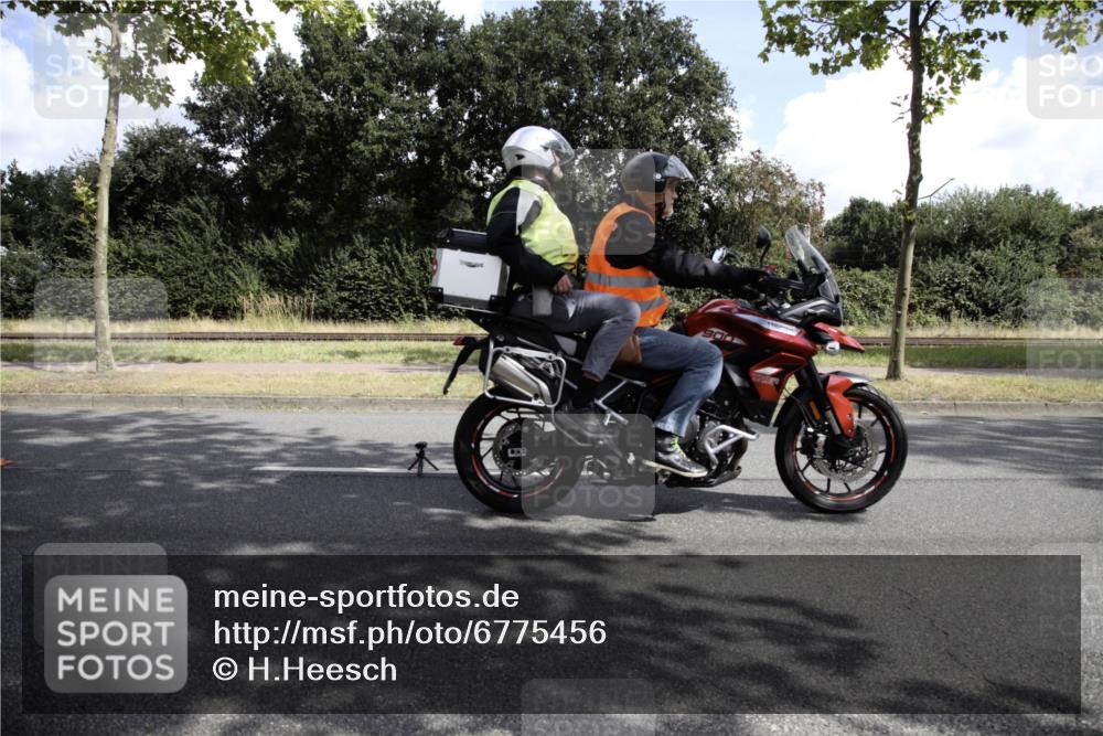 11.08.2024 - GEWOBA Citytriathlon Bremen H.Heesch http://msf.ph/oto/6775456 11.08.2024 11:39:03 Radfahren 821 meine-sportfotos.de